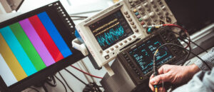 Ein Techniker führt Tests mit verschiedenen elektronischen Geräten in einem ESD Labor durch